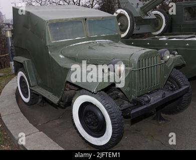 Kiev, Ukraine 10 décembre 2020: VOITURE GAZ-67 dans le musée de l'équipement militaire pour l'observation publique Banque D'Images