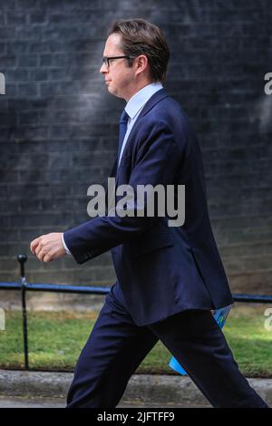 Londres, Royaume-Uni. 05th juillet 2022. Alex Burghart, député Brentwood, sous-secrétaire d'État parlementaire pour l'apprentissage et les compétences, entre au 10, rue Downing. Les ministres assistent à la réunion hebdomadaire du Cabinet à Downing Street, Westminster, ce matin. Credit: Imagetraceur/Alamy Live News Banque D'Images