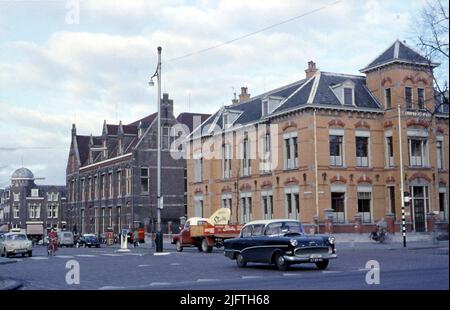 Scène de rue des années cinquante - toujours sans arbres ici - en direction de la Sickerstraat, vue de l'intersection avec l'Oranjesingel. À l'avant du coin, le Kantongerecht et immédiatement derrière l'ancien bureau de poste principal, maintenant utilisé comme un magasin d'Albert Heijn et partiellement converti en appartements. Banque D'Images