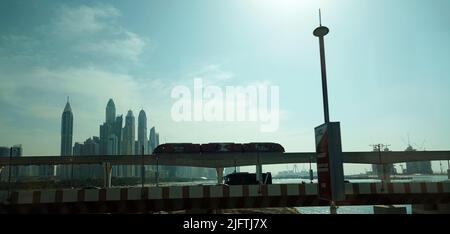 Dubaï, Émirats Arabes Unis 20 février 2020 : station de métro au milieu des avenues de la ville de Dubaï Banque D'Images