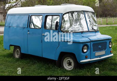 Kiev, Ukraine 10 juin 2021: Une vieille voiture transformée en maisons se trouve dans la rue Banque D'Images