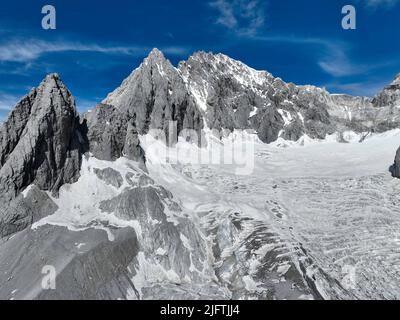 LIJIANG, CHINE - 5 JUILLET 2022 - photo aérienne prise sur 5 juillet 2022 montre le paysage de la montagne de neige de yulong, dans la province du Yunnan, dans le sud-ouest de la Chine. Banque D'Images