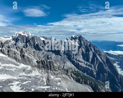 LIJIANG, CHINE - 5 JUILLET 2022 - photo aérienne prise sur 5 juillet 2022 montre le paysage de la montagne de neige de yulong, dans la province du Yunnan, dans le sud-ouest de la Chine. Banque D'Images