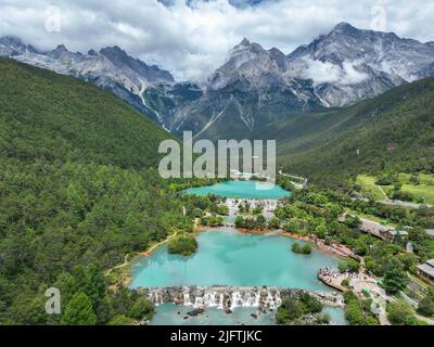 LIJIANG, CHINE - 5 JUILLET 2022 - photo aérienne prise sur 5 juillet 2022 montre aux touristes la visite de la vallée de la Lune bleue au pied de la montagne de neige de Yulong Banque D'Images