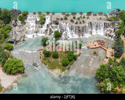 LIJIANG, CHINE - 5 JUILLET 2022 - photo aérienne prise sur 5 juillet 2022 montre aux touristes la visite de la vallée de la Lune bleue au pied de la montagne de neige de Yulong Banque D'Images