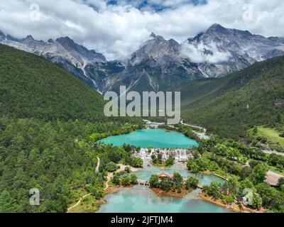 LIJIANG, CHINE - 5 JUILLET 2022 - photo aérienne prise sur 5 juillet 2022 montre aux touristes la visite de la vallée de la Lune bleue au pied de la montagne de neige de Yulong Banque D'Images