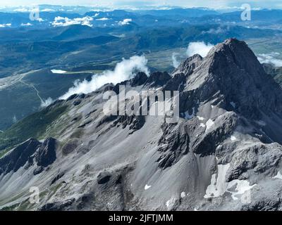 LIJIANG, CHINE - 5 JUILLET 2022 - photo aérienne prise sur 5 juillet 2022 montre le paysage de la montagne de neige de yulong, dans la province du Yunnan, dans le sud-ouest de la Chine. Banque D'Images