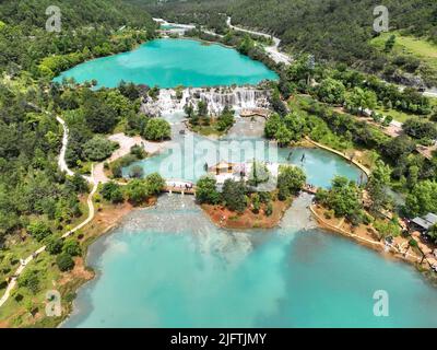 LIJIANG, CHINE - 5 JUILLET 2022 - photo aérienne prise sur 5 juillet 2022 montre aux touristes la visite de la vallée de la Lune bleue au pied de la montagne de neige de Yulong Banque D'Images