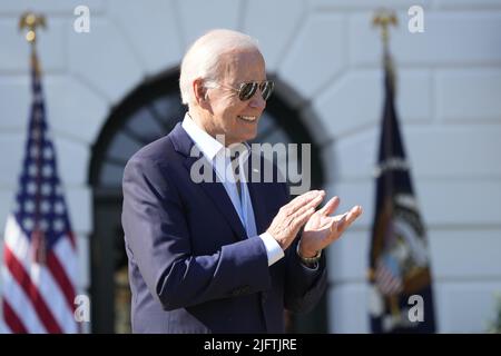 Le président des États-Unis Joe Biden applaudit avant de faire des remarques lors d'une célébration du jour de l'indépendance pour les familles militaires, organisée par lui et la première dame, le Dr Jill Biden, sur la pelouse sud de la Maison Blanche à Washington, DC, lundi, 4 juillet 2022. Crédit: Chris Kleponis/Pool via CNP/MediaPunch Banque D'Images