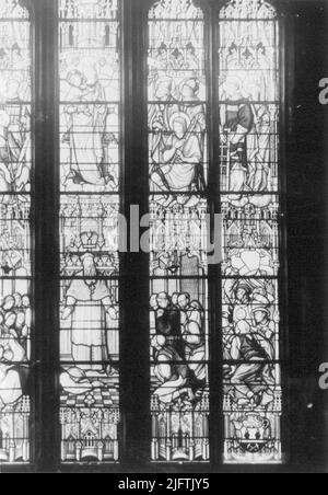 L'intérieur de l'église Saint-Petrus-Canisius, ici une vitrelle Banque D'Images