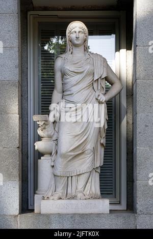 Constancia par Valeriano Salvatierra (1789 - 1836) sculpteur espagnol.sculpteur de cour à Ferdinand VII d'Espagne.cette sculpture est l'une des douze sculptures allégoriques qu'il a faites pour la façade au Museo del Prado à Madrid, Espagne. Banque D'Images