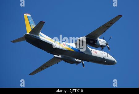 Kiev, Ukraine 24 août 2021: Ambulance aérienne AN-26 Vita à la célébration de 30 ans d'indépendance de l'Ukraine dans le ciel de Kiev Banque D'Images