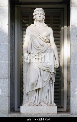 Inmortalidad par Valeriano Salvatierra (1789 - 1836) sculpteur espagnol.sculpteur de cour à Ferdinand VII d'Espagne.cette sculpture est l'une des douze sculptures allégoriques qu'il a faites pour la façade au Museo del Prado à Madrid, Espagne. Banque D'Images