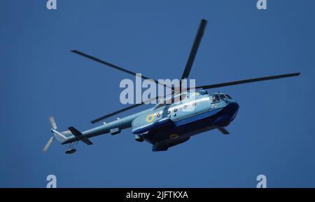 Kiev, Ukraine 24 août 2021: HÉLICOPTÈRE MI-14 à la célébration de 30 ans d'indépendance de l'Ukraine dans le ciel au-dessus de Kiev Banque D'Images