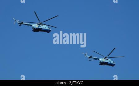 Kiev, Ukraine 24 août 2021: HÉLICOPTÈRE MI-14 à la célébration de 30 ans d'indépendance de l'Ukraine dans le ciel au-dessus de Kiev Banque D'Images