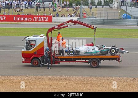 Récupération de la voiture de course Alfa Romeo British Grand Prix Formula 1 de Zhou Guanyu, après un accident à Farm Curve, circuit Silverstone, Angleterre,Royaume-Uni,2022 Banque D'Images