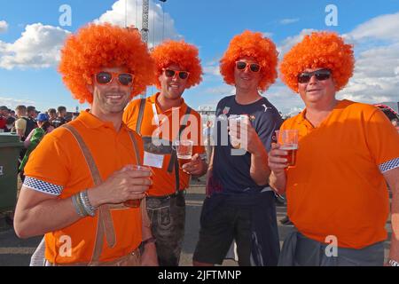 Silverstone Max Verstappen, fans de Red Bull, en hauts et perruques orange , Grand Prix F1 2022, Angleterre, Royaume-Uni Banque D'Images