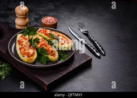 Courgettes farcies à la viande, aux légumes et au fromage. Bateaux à courgettes. Courgettes chargées Banque D'Images