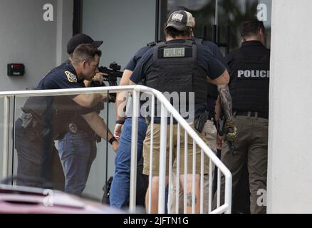 ÉTATS-UNIS. 04th juillet 2022. Les policiers continuent de nettoyer les bâtiments sur les lieux d'une fusillade massive le long de la route du défilé du 4 juillet, lundi, 4 juillet 2022, sur l'avenue centrale, dans le parc Highland. (Photo de Brian Cassella/Chicago Tribune/TNS/Sipa USA) crédit: SIPA USA/Alay Live News Banque D'Images