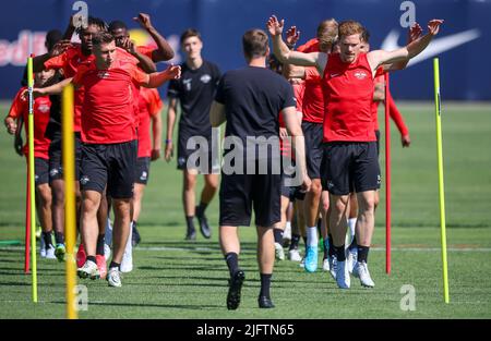 Leipzig, Allemagne. 05th juillet 2022. Football, Bundesliga, formation publique RB Leipzig, centre d'entraînement: Les joueurs de Leipzig sont en cours de réchauffement. Credit: Jan Woitas/dpa/Alay Live News Banque D'Images