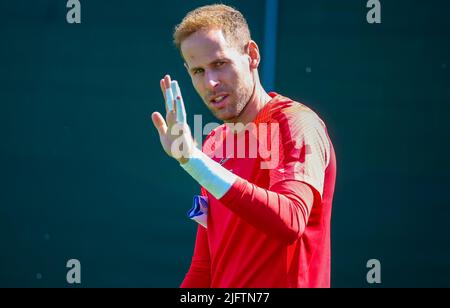 Leipzig, Allemagne. 05th juillet 2022. Football, Bundesliga, formation publique RB Leipzig, centre de formation: Le gardien de Leipzig Peter Gulacsi arrive pour la session de formation. Credit: Jan Woitas/dpa/Alay Live News Banque D'Images