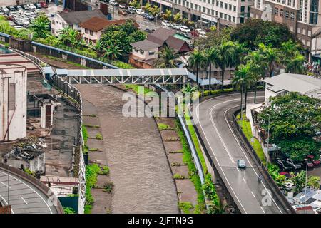 Kuala Lumpur, Malaisie - juin 09 2022 : des eaux pluviales se précipitent dans le canal après de fortes pluies à Kuala Lumpur, Malaisie Banque D'Images