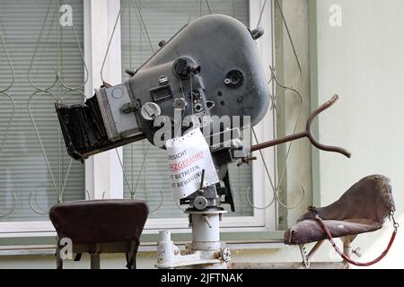 Potsdam, Allemagne. 05th juillet 2022. À l'ancien emplacement des collections du Musée du film à Pappellallee, on peut voir une caméra-film historique sur une grue. Les objets sont maintenant en train de se déplacer dans un nouveau bâtiment d'archives sur le site de média de Babelsberg à Marlene-Dietrich-Allee. La collection de films historiques et de technologies cinématographiques est l'une des plus importantes d'Allemagne. Credit: Jens Kalaene/dpa/Alamy Live News Banque D'Images