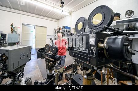 Potsdam, Allemagne. 05th juillet 2022. À l'ancien emplacement des collections du Musée du film à Pappellallee, Ralf Forster, responsable de la collection, se dresse parmi les appareils photo historiques, les projecteurs de film et l'équipement technique. Les objets se déplacent maintenant dans un nouveau bâtiment d'archives à l'emplacement de média Babelsberg à Marlene-Dietrich-Allee. La collection de films historiques et de technologies cinématographiques est l'une des plus importantes d'Allemagne. Credit: Jens Kalaene/dpa/Alamy Live News Banque D'Images