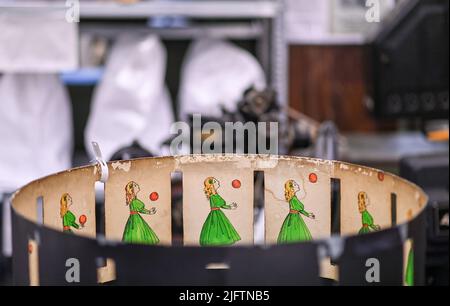 Potsdam, Allemagne. 05th juillet 2022. À l'ancien emplacement des collections du Musée du film à Pappellallee, un zoetrope peut être vu parmi les caméras historiques, les projecteurs de film et l'équipement technique. Il s'agit d'un dispositif optique qui produit des images en mouvement mécaniquement. Les objets sont maintenant en train de se déplacer vers un nouveau bâtiment d'archives sur le site de Babelsberg à Marlene-Dietrich-Allee. La collection de films historiques et de technologies cinématographiques est l'une des plus importantes d'Allemagne. Credit: Jens Kalaene/dpa/Alamy Live News Banque D'Images