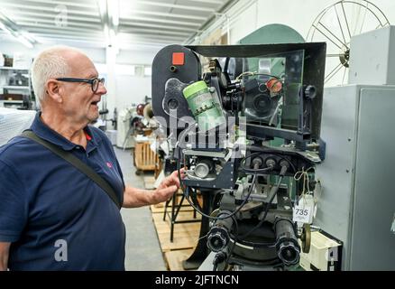 Potsdam, Allemagne. 05th juillet 2022. À l'ancien emplacement des collections du Musée du film à Pappellallee, le caméraman Uwe Fleischer se dresse parmi les appareils photo historiques, les projecteurs de film et l'équipement technique. Les objets se déplacent maintenant dans un nouveau bâtiment d'archives à l'emplacement de média Babelsberg à Marlene-Dietrich-Allee. Le stock de technologie cinématographique et cinématographique historique est l'un des plus importants d'Allemagne. Credit: Jens Kalaene/dpa/Alamy Live News Banque D'Images