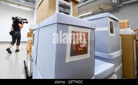 Potsdam, Allemagne. 05th juillet 2022. Au nouvel emplacement des collections du Musée du film à Marlene-Dietrich-Allee, les objets de la collection sont assemblés dans une salle d'exposition. D'ici l'automne 2022, plus d'un million d'objets seront déplacés de l'ancien emplacement de Pappellallee vers le nouveau bâtiment d'archives du site de média de Babelsberg. La collection de films historiques et de technologies cinématographiques est l'une des plus importantes d'Allemagne. Credit: Jens Kalaene/dpa/Alamy Live News Banque D'Images