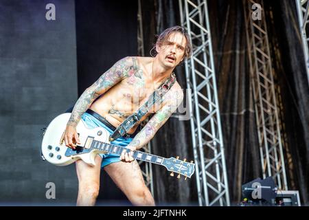 Oslo, Norvège. 24th, juin 2022. Le groupe de rock britannique The Darkness donne un concert lors du festival de musique norvégien tons of Rock 2022 à Oslo. Ici, le chanteur et guitariste Justin Hawkins est vu en direct sur scène. (Crédit photo: Gonzales photo - Terje Dokken). Banque D'Images