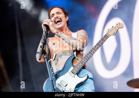 Oslo, Norvège. 24th, juin 2022. Le groupe de rock britannique The Darkness donne un concert lors du festival de musique norvégien tons of Rock 2022 à Oslo. Ici, le chanteur et guitariste Justin Hawkins est vu en direct sur scène. (Crédit photo: Gonzales photo - Terje Dokken). Banque D'Images
