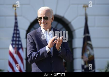 Le président des États-Unis Joe Biden applaudit avant de faire des remarques lors d'une célébration du jour de l'indépendance pour les familles militaires, organisée par lui et la première dame, le Dr Jill Biden, sur la pelouse sud de la Maison Blanche à Washington, DC, lundi, 4 juillet 2022. Crédit: Chris Kleponis/Pool via CNP/MediaPunch Banque D'Images