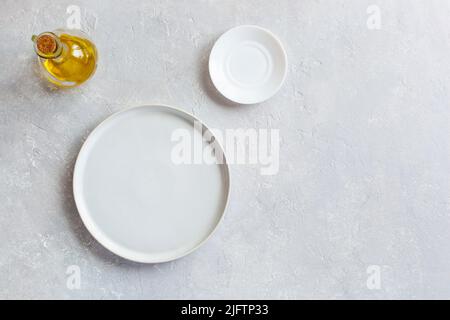 mockup blanc plat de service vide, petite assiette et pichet à l'huile d'olive, vue de dessus, espace de copie Banque D'Images