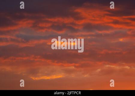 Les nuages colorés de différentes teintes sur lever du soleil Ciel. Résumé et dramatique nuages de fond. Banque D'Images
