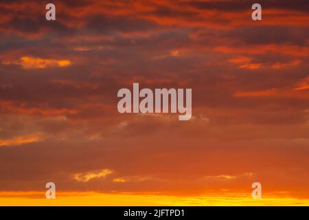 Les nuages colorés de différentes teintes sur lever du soleil Ciel. Résumé et dramatique nuages de fond. Banque D'Images
