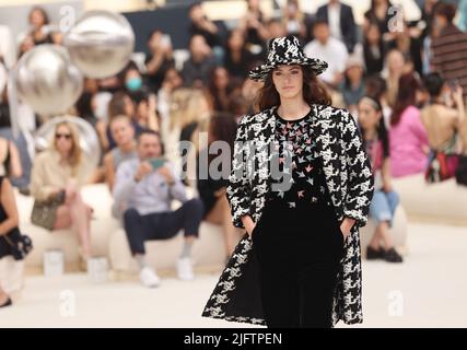 Paris, France. 5th juillet 2022. Un modèle présente une création de la collection haute Couture automne/hiver 2022-2023 de Chanel lors de la semaine de la mode à Paris, France, 5 juillet 2022. Credit: Gao Jing/Xinhua/Alamy Live News Banque D'Images