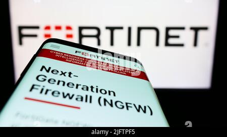 Smartphone avec page Web de la société américaine de cybersécurité Fortinet Inc. À l'écran devant le logo de l'entreprise. Faites la mise au point dans le coin supérieur gauche de l'écran du téléphone. Banque D'Images