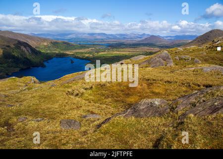 Vue de Heally Pass dans Caha MTS. Vers le lac Glanmore et plus loin sur les montagnes de Kerry.Ireland. Banque D'Images