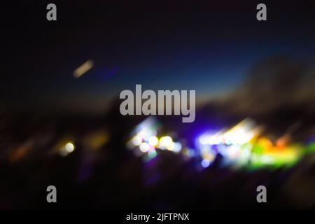 Horizon de la ville flou la nuit avec des bâtiments et des voitures défocused. Voiture conduite urbaine rapide conduite automobile la nuit. Banque D'Images