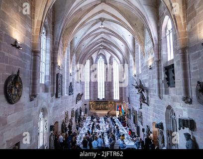 Nuremberg, Allemagne. 05th juillet 2022. Le président fédéral Frank-Walter Steinmeier (h.r.) s'exprime à l'Église chariteuse lors d'une visite au Musée national germanique dans le cadre d'une visite d'information et de rencontre. Steinmeier montre la Franconie à 150 ambassadeurs et représentants de haut rang d'organisations internationales envoyés en Allemagne. Depuis 1996, les présidents allemands organisent régulièrement ce genre de voyage d'information et de rencontre pour le corps diplomatique. Credit: Daniel Karmann/dpa/Alay Live News Banque D'Images