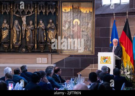 Nuremberg, Allemagne. 05th juillet 2022. Le président fédéral Frank-Walter Steinmeier (r) s'exprime à l'Église chariteuse lors d'une visite au Musée national germanique dans le cadre d'une visite d'information et de rencontre. Steinmeier montre 150 ambassadeurs et hauts représentants d'organisations internationales envoyés en Allemagne autour de la Franconie. Depuis 1996, les présidents allemands organisent régulièrement ce genre de voyage d'information et de rencontre pour le corps diplomatique. Credit: Daniel Karmann/dpa/Alay Live News Banque D'Images