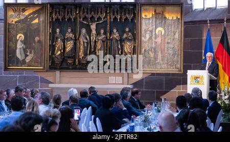 Nuremberg, Allemagne. 05th juillet 2022. Le président fédéral Frank-Walter Steinmeier (r) s'exprime à l'Église chariteuse lors d'une visite au Musée national germanique dans le cadre d'une visite d'information et de rencontre. Steinmeier montre 150 ambassadeurs et hauts représentants d'organisations internationales envoyés en Allemagne autour de la Franconie. Depuis 1996, les présidents allemands organisent régulièrement ce genre de voyage d'information et de rencontre pour le corps diplomatique. Credit: Daniel Karmann/dpa/Alay Live News Banque D'Images