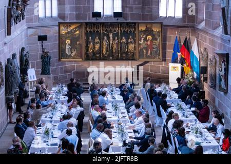 Nuremberg, Allemagne. 05th juillet 2022. Le président fédéral Frank-Walter Steinmeier (h.r.) s'exprime à l'Église chariteuse lors d'une visite au Musée national germanique dans le cadre d'une visite d'information et de rencontre. Steinmeier montre la Franconie à 150 ambassadeurs et représentants de haut rang d'organisations internationales envoyés en Allemagne. Depuis 1996, les présidents allemands organisent régulièrement ce genre de voyage d'information et de rencontre pour le corps diplomatique. Credit: Daniel Karmann/dpa/Alay Live News Banque D'Images