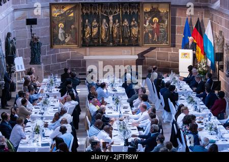 Nuremberg, Allemagne. 05th juillet 2022. Le président fédéral Frank-Walter Steinmeier (h.r.) s'exprime à l'Église chariteuse lors d'une visite au Musée national germanique dans le cadre d'une visite d'information et de rencontre. Steinmeier montre la Franconie à 150 ambassadeurs et représentants de haut rang d'organisations internationales envoyés en Allemagne. Depuis 1996, les présidents allemands organisent régulièrement ce genre de voyage d'information et de rencontre pour le corps diplomatique. Credit: Daniel Karmann/dpa/Alay Live News Banque D'Images