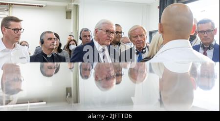 Nuremberg, Allemagne. 05th juillet 2022. Le président fédéral Frank-Walter Steinmeier (M) visite le fabricant de machines Leistritz dans le cadre d'une visite d'information et de réunion. Steinmeier montre 150 ambassadeurs et hauts représentants d'organisations internationales envoyés en Allemagne autour de la Franconie. Un tel voyage d'information et de rencontre pour le corps diplomatique est régulièrement organisé par les présidents allemands depuis 1996. Credit: Daniel Karmann/dpa/Alay Live News Banque D'Images