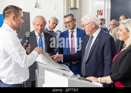 Nuremberg, Allemagne. 05th juillet 2022. Le président fédéral Frank-Walter Steinmeier (r) et Melanie Huml (CSU), ministre de l'Europe de Bavière, visitent la société de génie mécanique Leistritz dans le cadre d'une tournée d'information et de rencontre. Steinmeier montre la Franconie à 150 ambassadeurs et représentants de haut rang d'organisations internationales envoyés en Allemagne. Depuis 1996, les présidents allemands organisent régulièrement un tel voyage d'information et de rencontre pour le corps diplomatique. Credit: Daniel Karmann/dpa/Alay Live News Banque D'Images