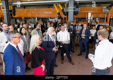 Nuremberg, Allemagne. 05th juillet 2022. Le président fédéral Frank-Walter Steinmeier (au centre) et Melanie Huml (de gauche à droite, CSU), ministre de l'Europe de Bavière, visitent le fabricant de machines Leistritz dans le cadre d'une tournée d'information et de rencontre. Steinmeier montre la Franconie à 150 ambassadeurs et représentants de haut rang d'organisations internationales envoyés en Allemagne. Depuis 1996, les présidents allemands organisent régulièrement un tel voyage d'information et de rencontre pour le corps diplomatique. Credit: Daniel Karmann/dpa/Alay Live News Banque D'Images