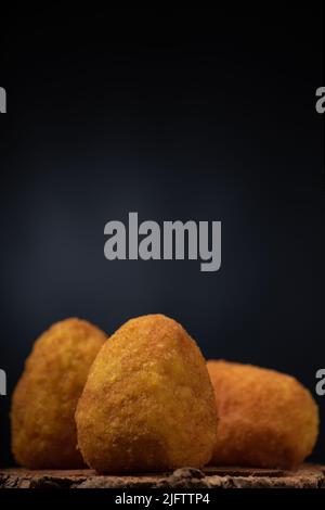 Délicieux boulettes de riz faites maison de Sicile, Une arancine sicilienne. Cuisine de rue Banque D'Images